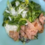 Salat Bowl mit geräuchertem Lachs